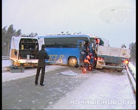 Жуткая авария под Екатеринбургом: в час пик столкнулись пассажирский автобус и МАЗ. Людей из искореженного транспорта доставали с помощью спецоборудования. Движение парализовано